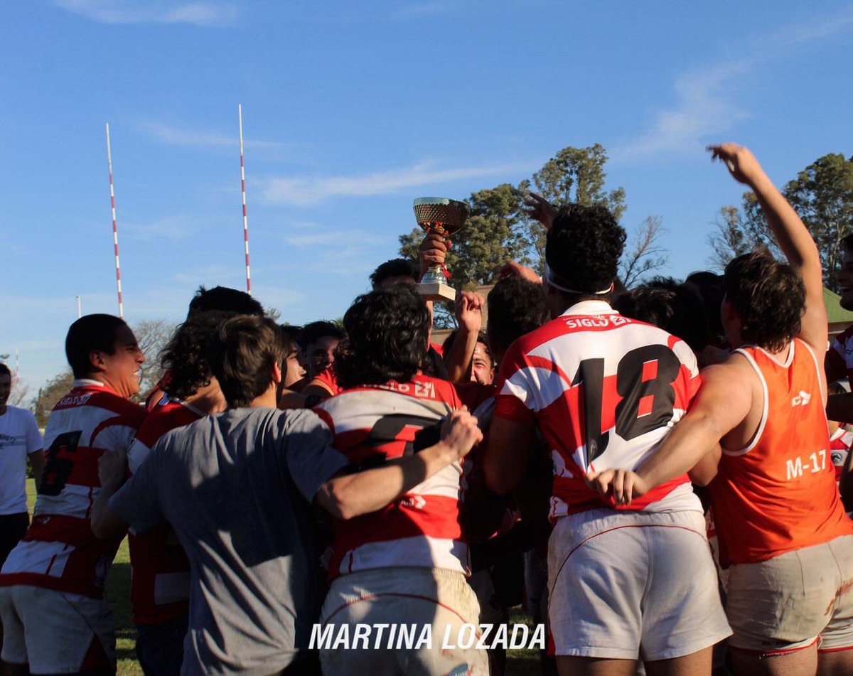 jccrugby's tweet photo. ¡Dale campeón! 🔴⚪️
La #M19 B derrotó a @JockeyVM 31-19 en la final y se quedó con la Copa de Plata 🏆 de la @UCRugby_Oficial ¡Felicitaciones jugadores y staff por este logro! 👏🏻
#VamosJockey https://t.co/fcw3xV8s5d