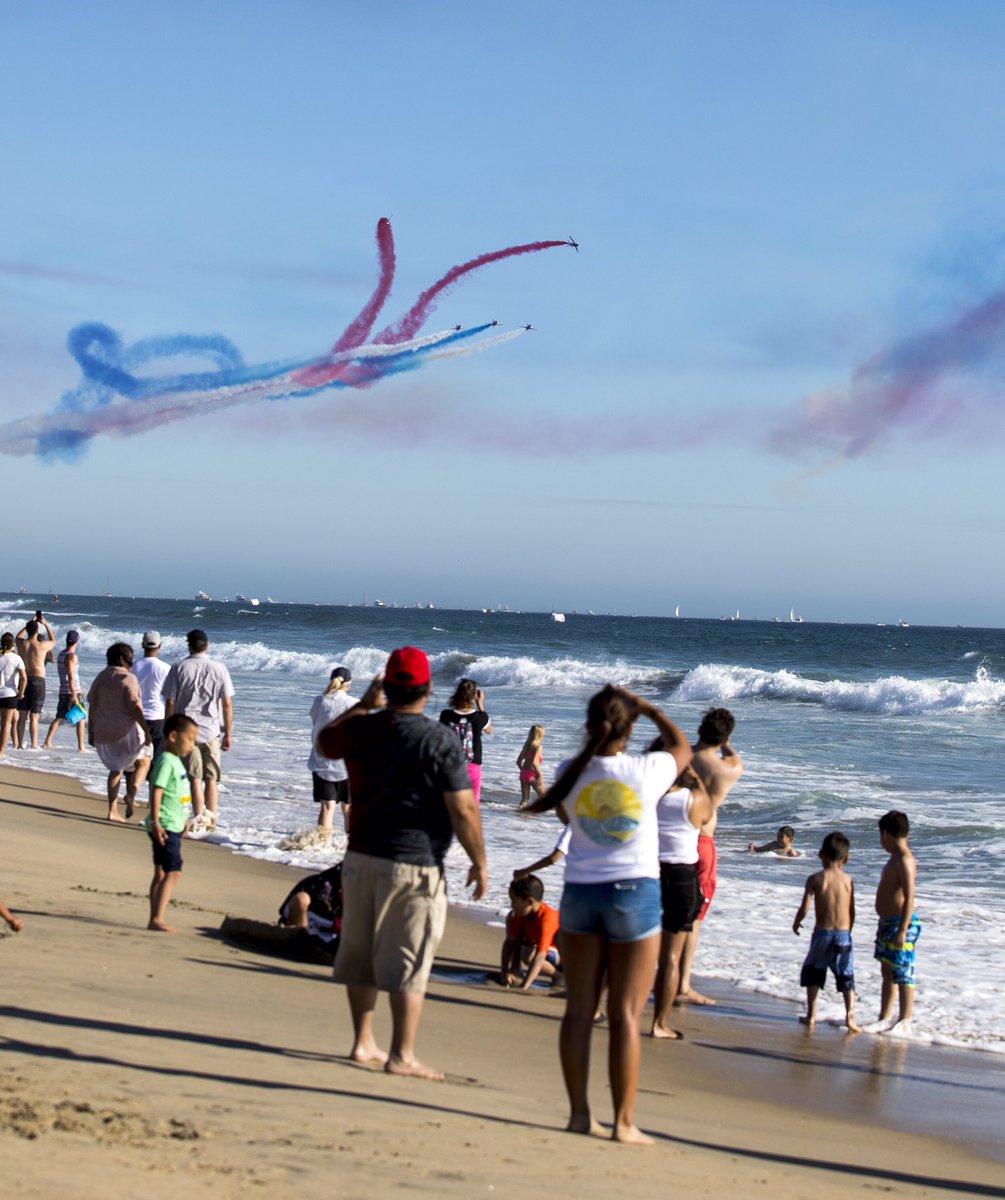 rafredarrows's tweet photo. What an epic venue and way to complete our final public display of 2019 and #RedArrowsTour. A full display in sun-drenched skies of Huntington Beach, #California for @Pacific_AirShow. Thank you for such an incredible show and support. Images by SAC Hannah Smoker. #CA #HB https://t.co/u7KhZAsz7l