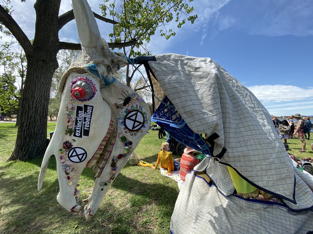 Aitch_El's tweet image. Extinction horse!
#XRACT Canberra
#SpringRebellion #ExtinctionRebellion 
@XRebellionAus