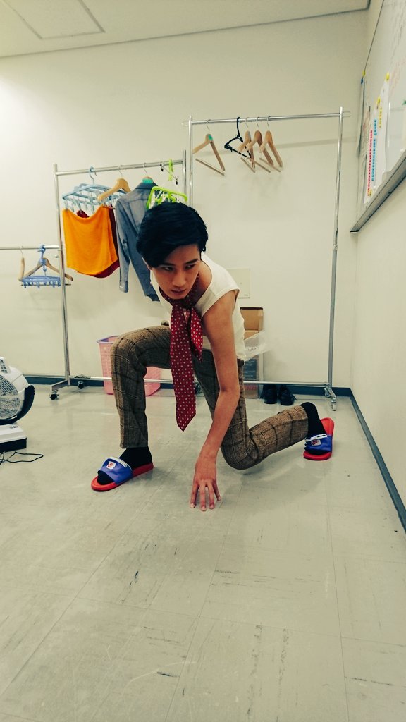 tyapapannga's tweet photo. 楽屋の並び。あ！三枚目はダブル行輝だ！４枚目は…廊下で何をしてるんですかねこの人は。
#ヘロＱ #菊花大作戦 https://t.co/t1cRCD6ypU