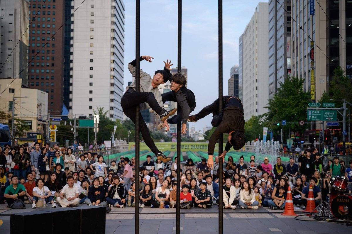 Cctv Asia Pacific Pedestrians And Visitors Interact With A Pipe City Installment During The Seoul Streetarts Festival On A Road In Seoul On Sunday 城中城 10月6日在韩国首尔街头举行的艺术节上 各种街头艺术吸引无数路人 Vcg Pics