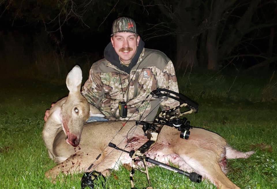 WCBOWHUNTER's tweet image. Doug made it happen over the weekend on a nice doe. Did you have any success this weekend? #WorkingClassBowhunter