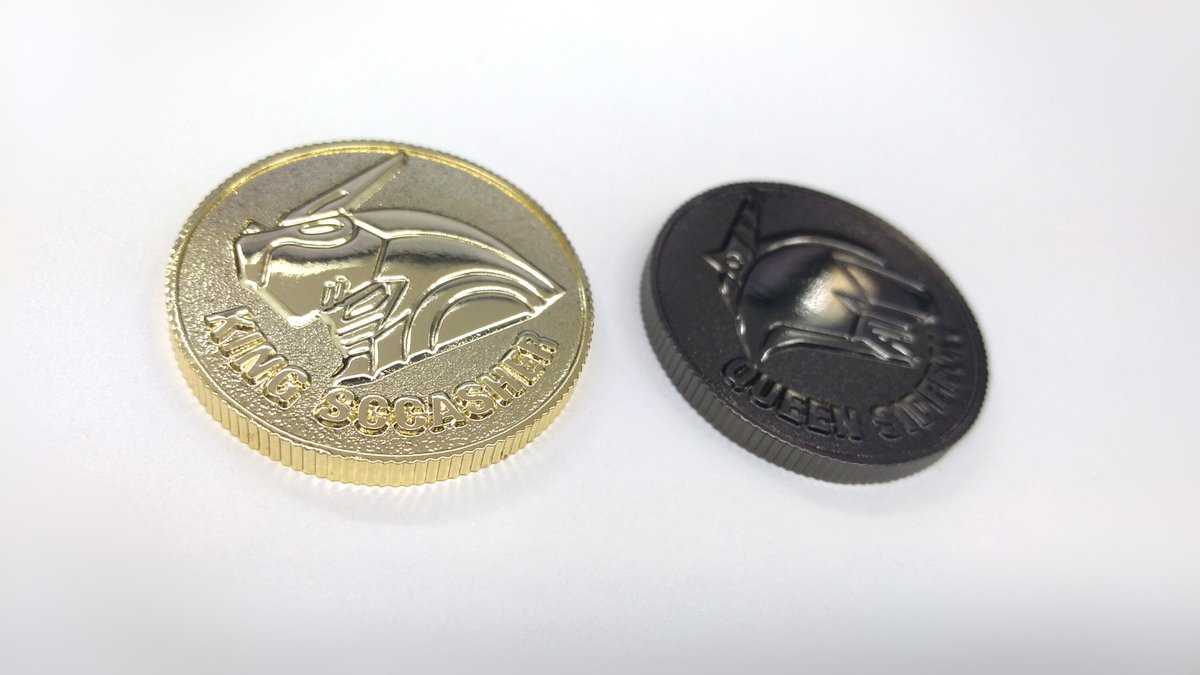 改めてコインの説明です。 キングスカッシャーのコインはLDBOX特典、ヴァリアブルアクション特典に続き３回目のコイン化！クィーンサイダロンは２回目で、前回を踏襲したブラックメタルカラーです✨  #ラムネ40