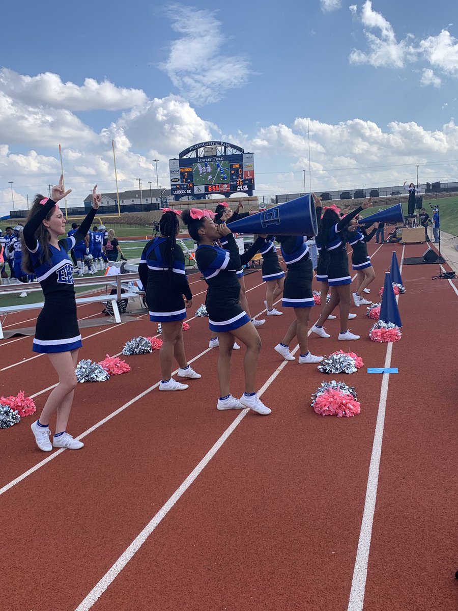 matscheer's tweet photo. Friday night lights💙💕 #FAMILY #nobetterplacE https://t.co/NU82AxQdwQ