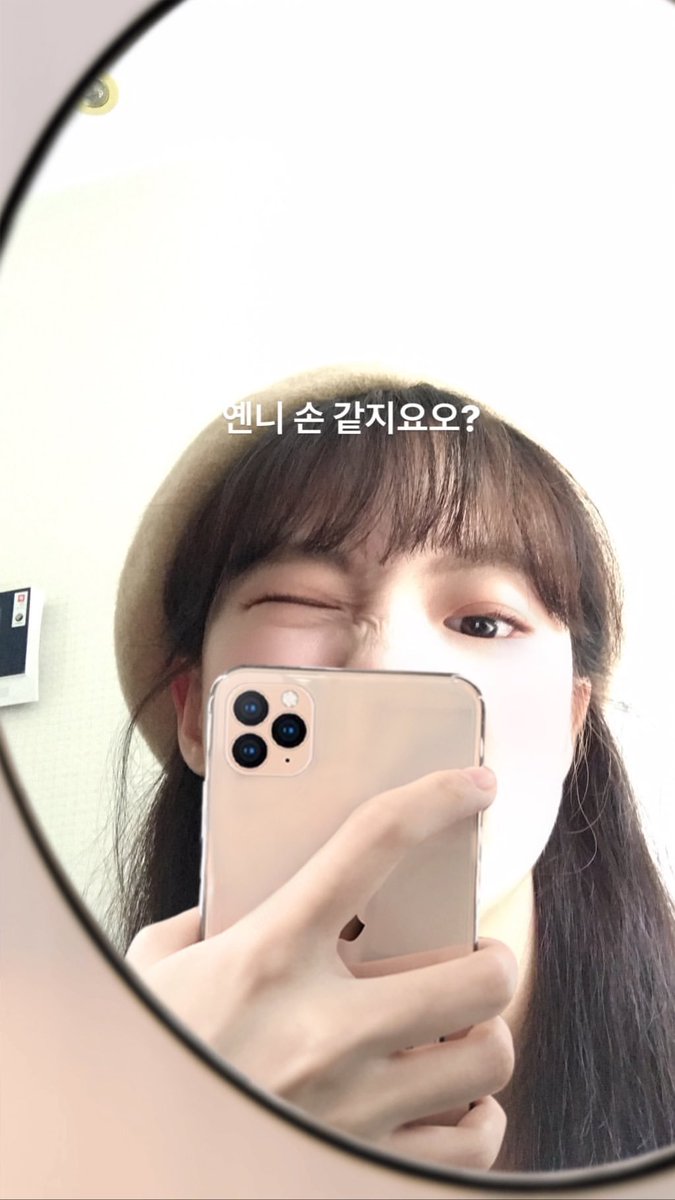 teampied_'s tweet photo. Damn, she already got the new iPhone
#Oahsis #Yeeun #오아시스 #예은 https://t.co/mpg9hBOWBh
