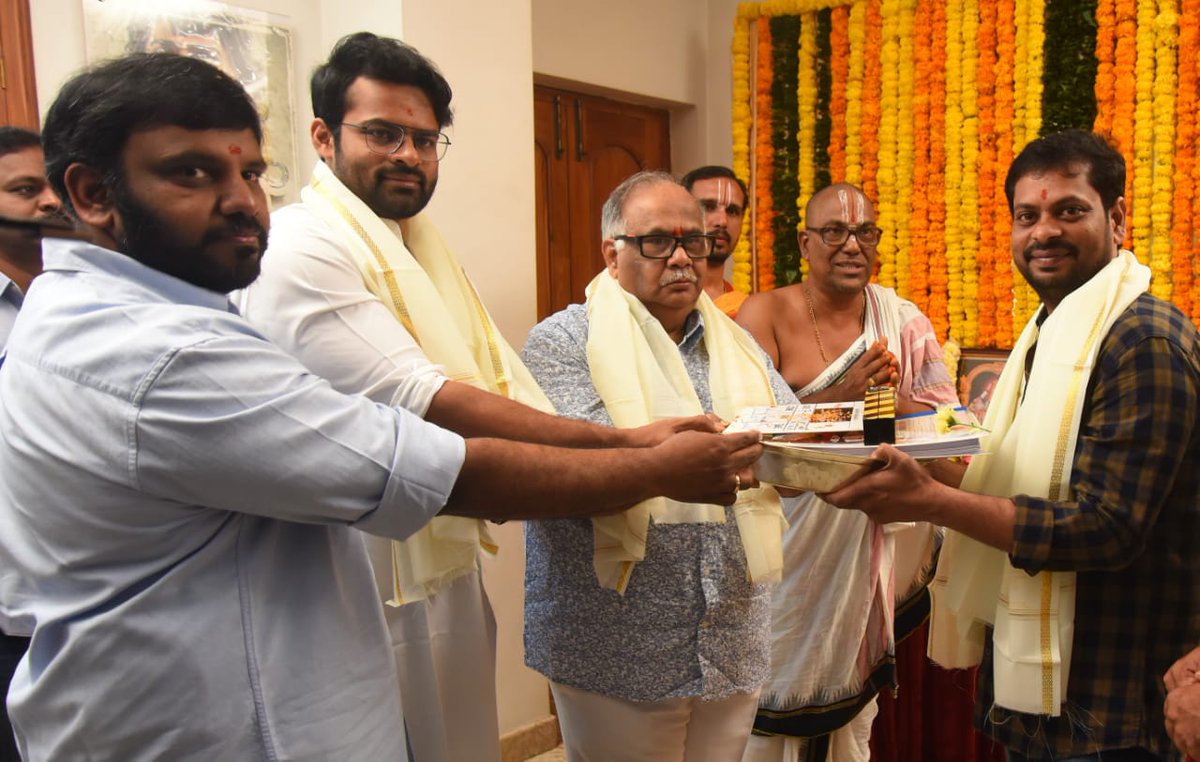 RaghuStarMaa's tweet image. #SoloBrathukeSoBetter puja today..
Regular Shoot starts from November 
Full details soon.

@IamSaiDharamTej @NabhaNatesh #Subbu @MusicThaman @SVCCofficial