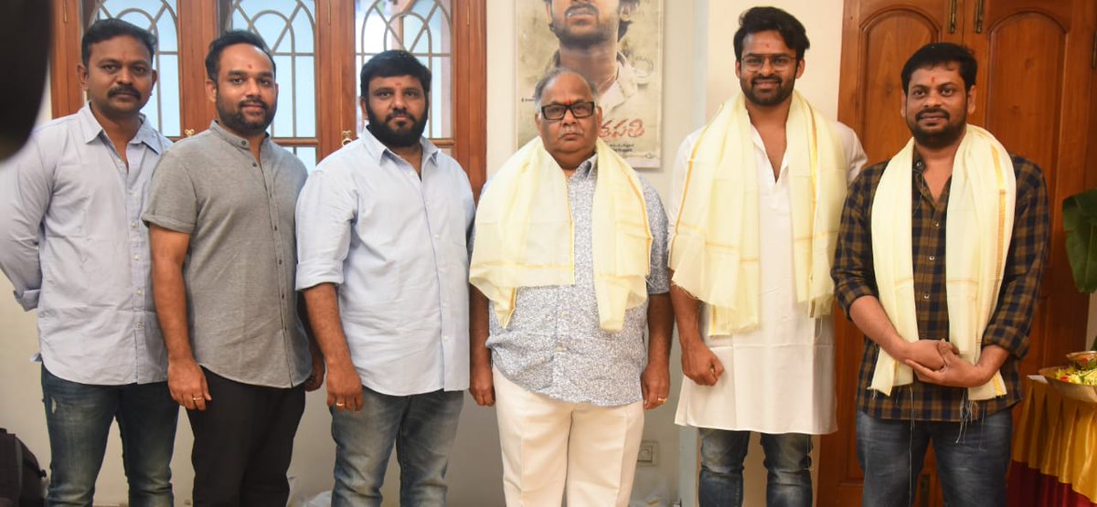 JManjunath16's tweet photo. Pooja ceremony of #SoloBrathukeSoBetter completed.
Regular Shoot starts from November 
Full details soon.

#SupremeHero #SaiTej @IamSaiDharamTej @NabhaNatesh #Subbu @MusicThaman @SVCCofficial #SoloBrathukeSoBetter #SDT13 https://t.co/QIqTlzO0iI https://t.co/PBbluOUTmh