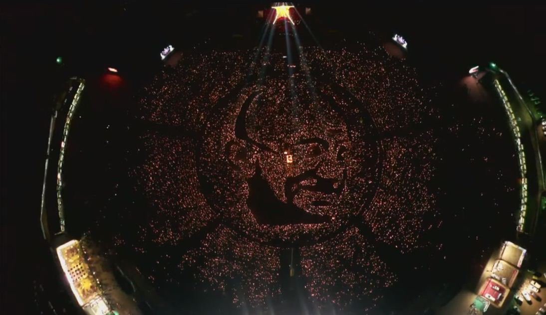 A combination of art, divinity and creativity! People of Gandhinagar, Gujarat perform Maha Arti of 8th night of Navratri creating an image of Mahatma Gandhi with thousands of oil lamps. A sight to behold indeed. #GandhiAt150