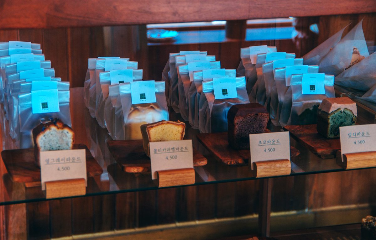 _travelkim's tweet photo. 경주 녹음제과
날이 선선해지니 왠지 경주 생각이 나고 녹음제과 가고 싶고...생각해보니 예전 방문 사진이 있길래 꺼내봤다. 친절한 사장님과 녹음제과만의 아늑한 분위기, 맛있는 제과와 빵들까지 모든 요소가 이상적인 곳ㅠㅠ❤️ 크로와상 외에 파운드랑 다른 패스츄리들도 참 맛있다🥺 https://t.co/bFVNBWIbg3