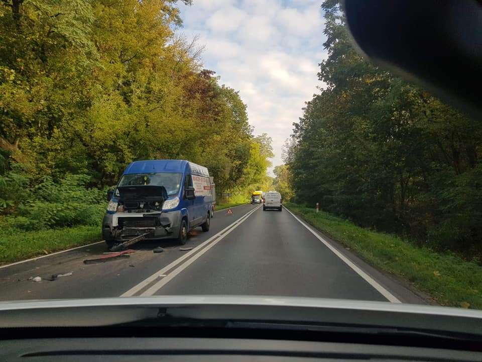 MotoSygnaly's tweet photo. #DW430 Mosina-Poznań, kolizja w Puszczykowie w pobliżu szkoły. Foto Alicja (GJWwP - Facebook). https://t.co/gr0voqLsqK