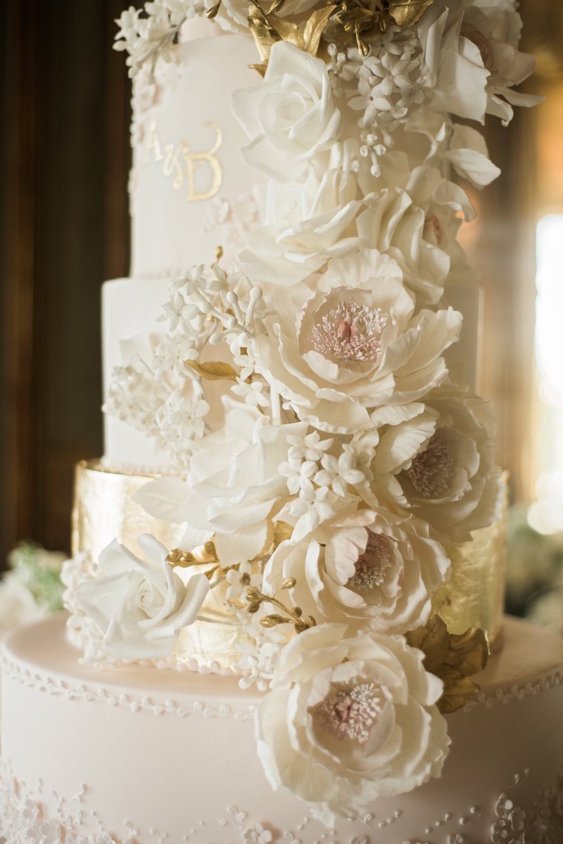 CranberryBlue_'s tweet photo. When the cake looks almost too good to eat! The decadent but elegant sugar detail on Amelia and Dominic’s wedding cake was simply divine in Ivory and the softest blush pink with touches of gold. 📷 @dominiquebader 🍰@CakesbyK https://t.co/clbOmj5pgI