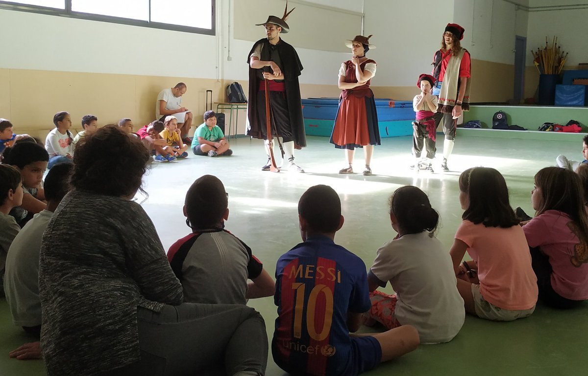 I com aquest any tenim el Joanet a l'escola... avui ens visiten el Joan de Serrallonga, la Joana, el Tallaferro i el Joanet! Els nens i nenes els han rebut amb molta emoció! Moltes gràcies! #culturapopular <a href="/VilafrancaAj/">Ajuntament de Vilafranca del Penedès</a> <a href="/fmvilafranca/">Festa Major de Vilafranca</a> <a href="/SerrallongaVila/">Ball den Serrallonga</a>