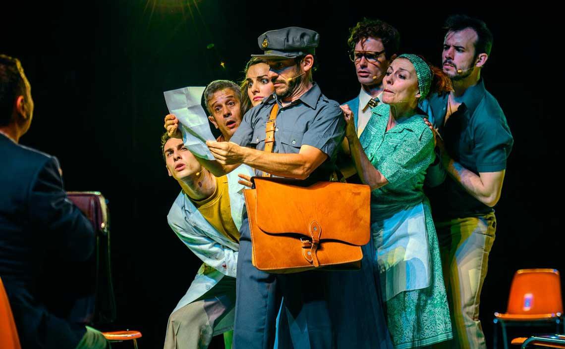 teatretalia's tweet photo. Dos parejas y un cartero, una herencia imposible, una isla desierta y la fórmula de la eterna juventud...
Del 24 al 27 de octubre la comedia más divertida del maestro Jardiel Poncela #4Corazones con freno y marcha atrás, dirigida por @OlivaresGab
😂 https://t.co/saQsKrx98o https://t.co/Xm0KObVNyR