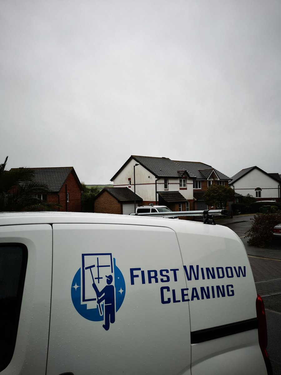 FirstWindowC's tweet image. Very dull start to a Monday morning. Full waterproof gear on! 💦☔ fingers crossed it brightens up soon. #windowcleaner #windowcleaning #Newquay