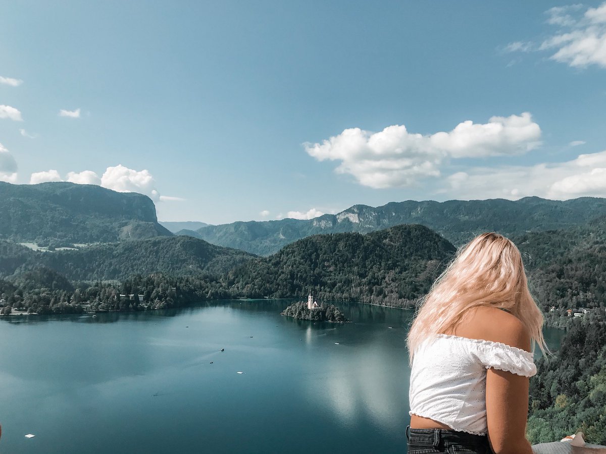 One of the most beautiful places in the world. Lake bled, Slovenia. Simply breathtaking. Wishing I was back here, absolutely magical✨💧#Slovenia #travel #lakebled #europeansummer