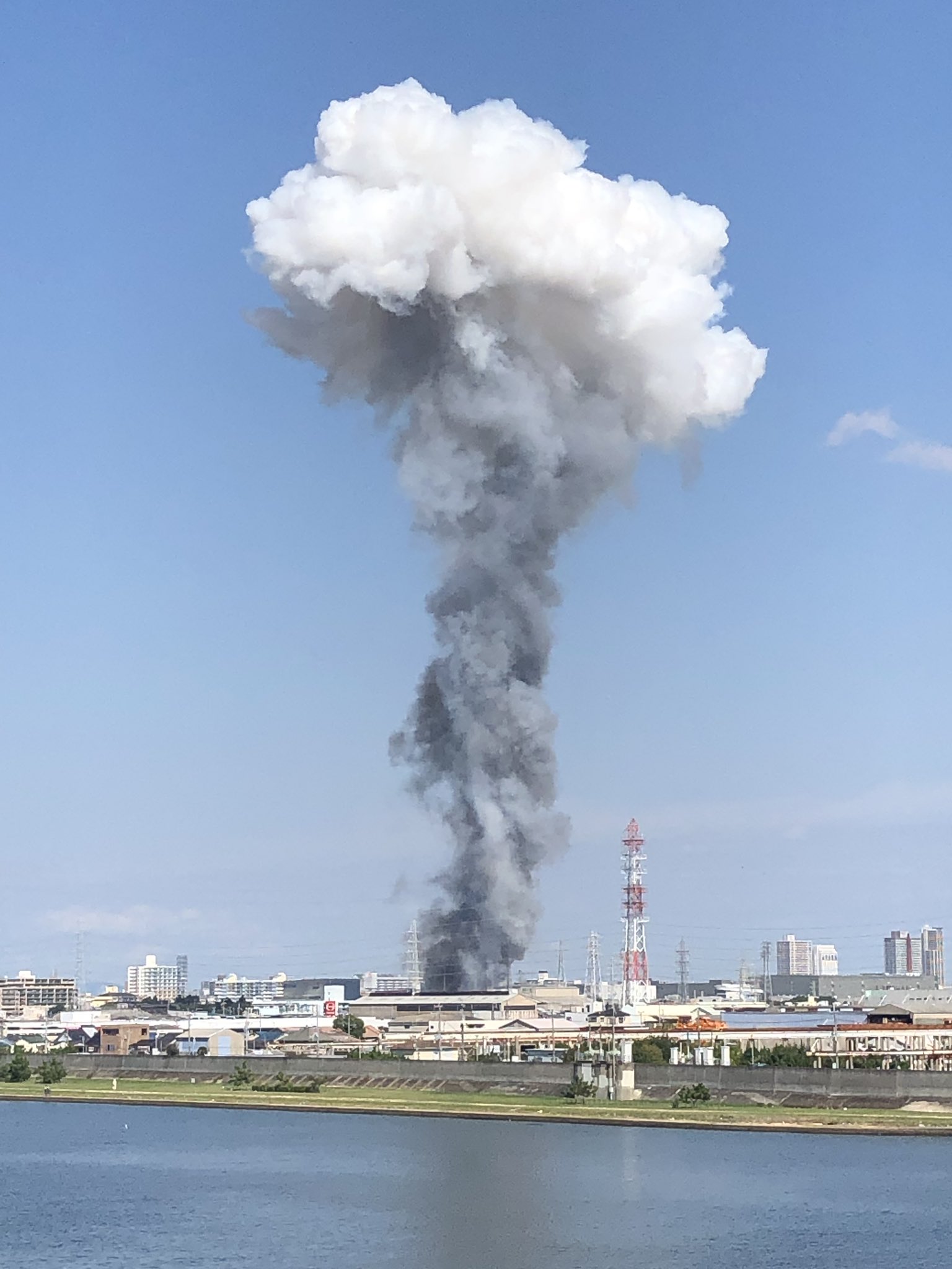 尼崎市元浜町の工場の火事でキノコ雲が発生している画像