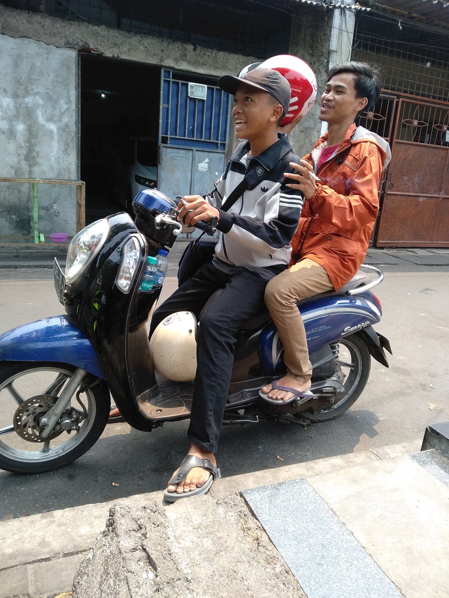 hatisimilenial's tweet photo. Di tahan debt collector malah mrenges, ya namanya juga anak milenial 😁 https://t.co/YmG0bGkmpN