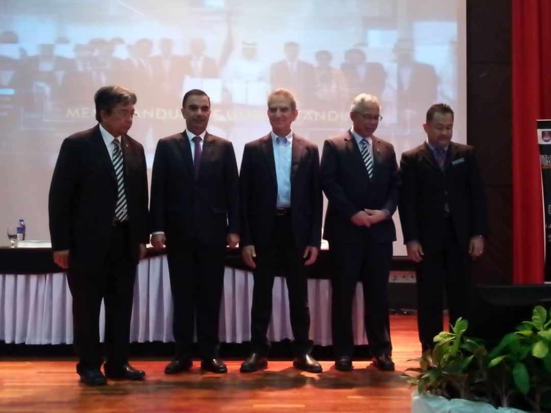 hrtikasdrman's tweet photo. MOU Signing Ceremony between UiTM and Al-Jazeera.
#DMKUL #aljazeera #uitm
#masscommuitm #newsroomshahalam
@jrnShahAlam https://t.co/okSgeQhcpu