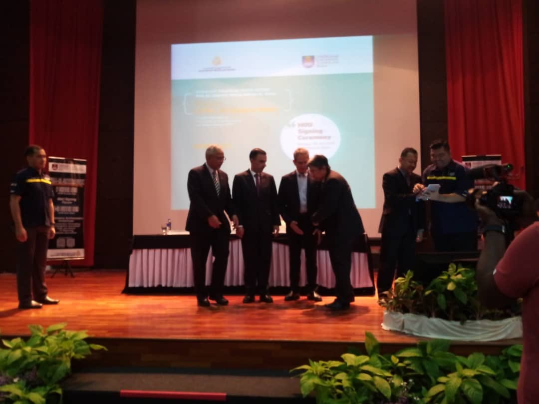 hrtikasdrman's tweet photo. MOU Signing Ceremony between UiTM and Al-Jazeera.
#DMKUL #aljazeera #uitm
#masscommuitm #newsroomshahalam
@jrnShahAlam https://t.co/okSgeQhcpu