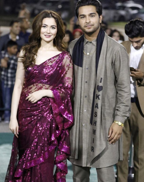 Celebcentralpk's tweet photo. #HaniaAamir and #AsimAzhar all smile for their recent appearance!
#7thHumAwards2019 #Houston #Lollywood #Actors #Singers #PakistaniCelebrities #CelebrityCentral https://t.co/WN0JEVoH7D