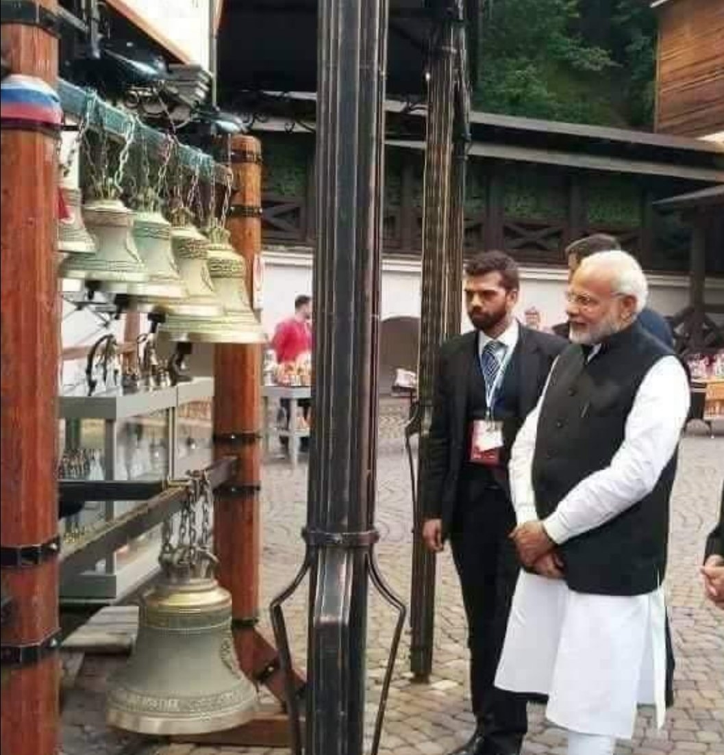 SK_SHES's tweet photo. 6 साल में जनता को जो दिया उसे मुहब्बत भरी निगाहों से निहारते हुए हमारे प्रधानमंत्री मोदी जी😜
#Rupee #मोदी_ले_डूबा https://t.co/W05MdZYUbd