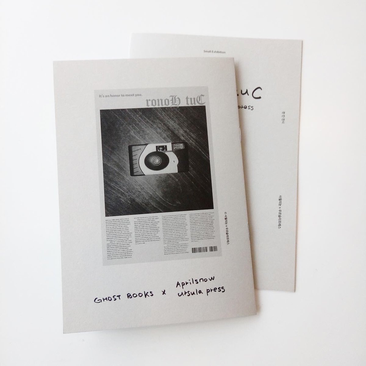 [당신을 위한 한 칸]
한 칸 전시(Your little space)
-
10월은 사진집을 전문적으로 발행하는 사월의눈 그리고 시각예술물을 발행하는 우르슬라프레스가 공동으로 발행한 <로노 튁>을 주제로 합니다. 전시 연계 인터뷰 소책자가 있으니 자유롭게 가져가세요!