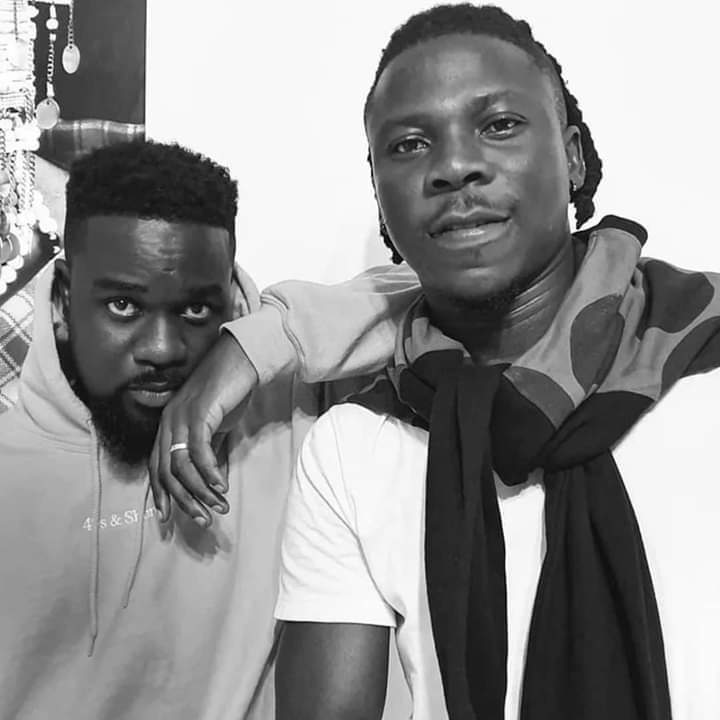 Nana_quames's tweet photo. 2019 BIG international awards won by Ghanaian artistes.
@Nickelodeon Kids choice awards - @stonebwoyb
@BET Hip Hop Awards Best International Flow - @sarkodie.
Putting Ghana on the map ❤️
#Cedination #YearOfReturn #DreamTrape #AfroNationGhana #Sarknation #BhimNationGlobal https://t.co/v0qIlPrD4d