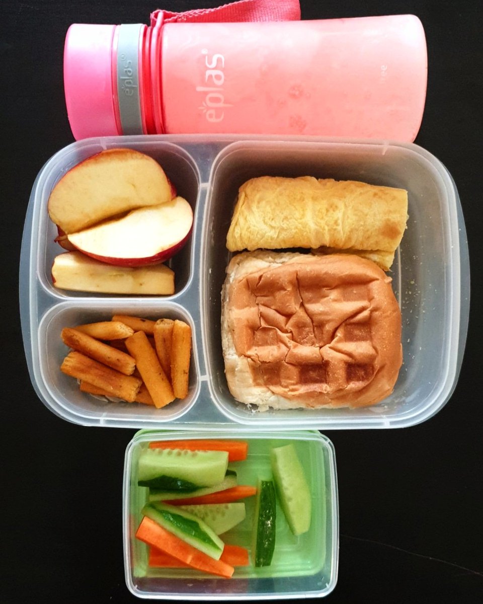 Good morning friends 🌞🍎💕
#schoollunch #healthyschoollunch #lunchbox
#علبة_غدائنا_الصحية #غداء_مدرسي