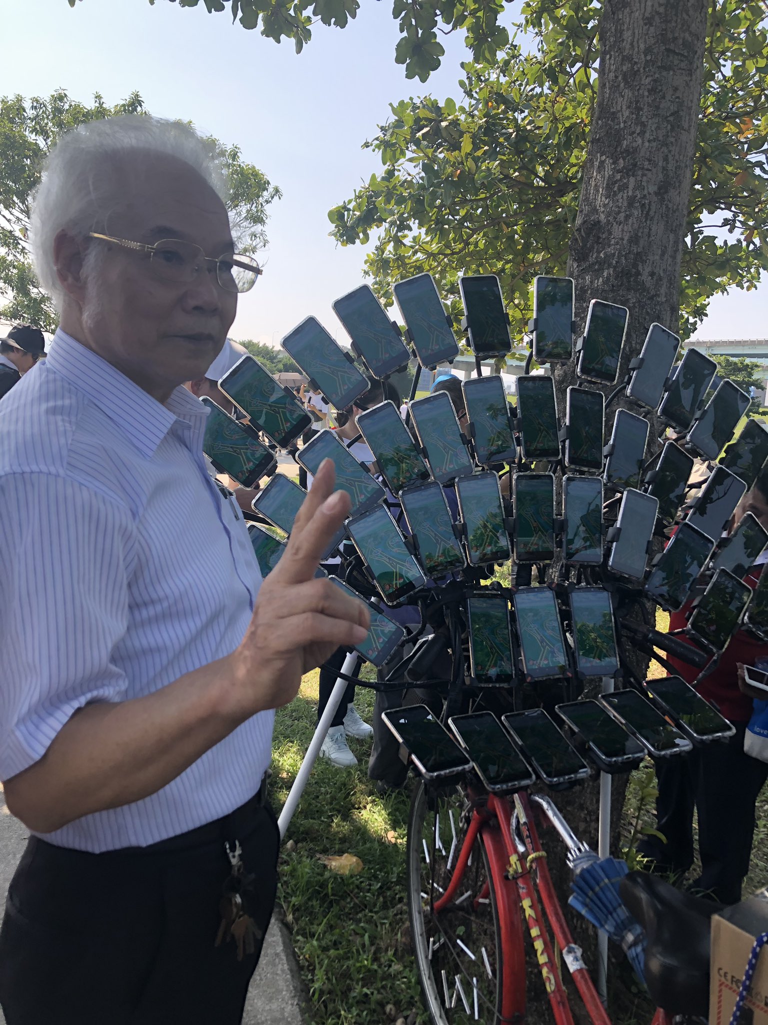 松本ぷに子 台湾の名物ポケモンおじさんと写真を 撮れました そしておじさんは写真の対応で色違いを捕まえられなかったみたい Pokemongo Safarizonenewtaipeicity ポケモンgoおじさん T Co 0t00r77p2r Twitter