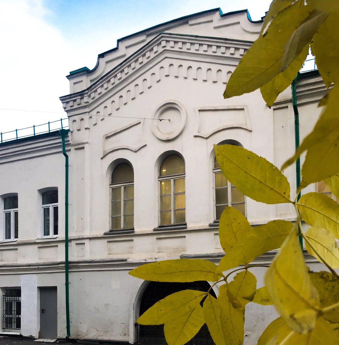 🎉7 октября - Всемирный день архитектуры!
⠀
Здание нашего музея на Воеводина, 5 - одно из первых сооружений в Екатеринбурге. Оно построено в первой половине XVIII века и является объектом культурного наследия.
⠀
#Екатеринбург #музей #история #емии #музеиекб #историяекб