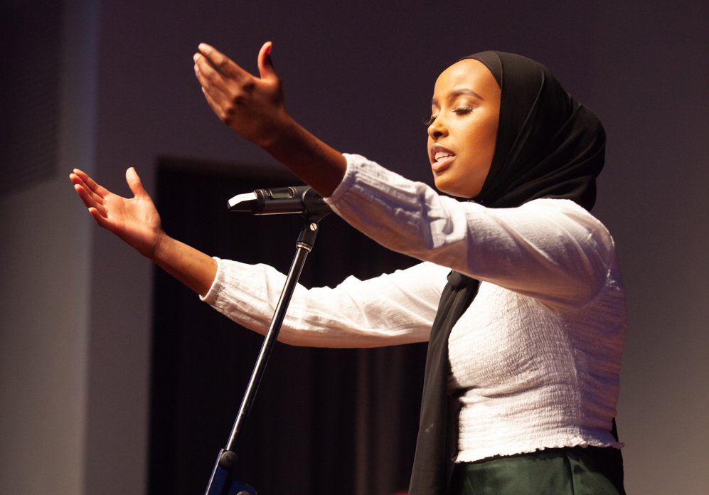 Library_Vic's tweet photo. "How, how are you meant to see her when you’re not even looking." Zaynab Farah, winner of the #PoetrySlam state finals wowed the audience with her powerful performance. Watch her and runner-up wāni deliver their thought provoking pieces here 🗣️https://t.co/2FIb4kZO3X https://t.co/TXFVj2TBkT