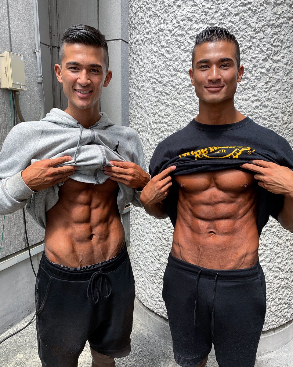 Amon 望月あもん 一卵性双生児 すなわち遺伝子が同じなのに腹筋の形 全然違う T Co 5g9zoip7o9 Twitter