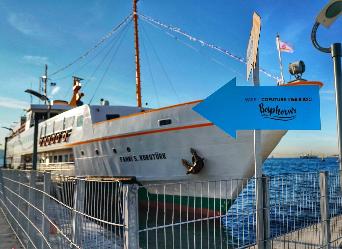 CofutureStream's tweet photo. Bambaşka bir deneyim için #CoFutureStream2019 'da gün boyu şehir hatları vapurundan sesleneceğiz.
Ekran yok, sahne yok, slayt yok. Sadece hikaye anlatıcıları ve İstanbul manzarası var! https://t.co/TDHdDj4bNl