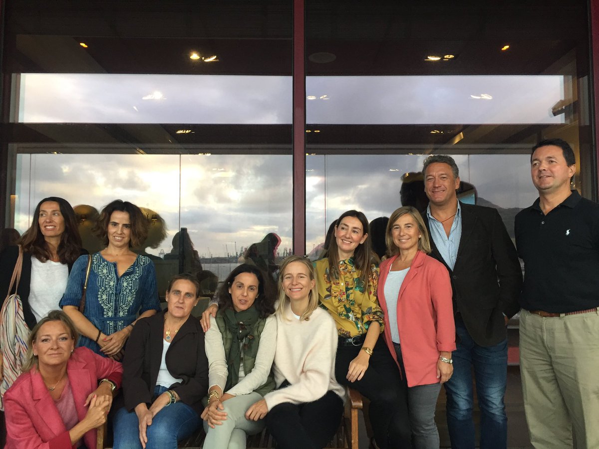marialeonstyle's tweet photo. Gracias @RCMARSC por abrirme con tanto cariño las puertas de vuestro veterano club de #LasArenas para dar mi charla @Think2BU a niñas tan estupendas 😍😍😍❤️❤️❤️ #MariaLeonStyle #coaching #actividaddigital #usoresponsableredessociales #Getxo #beYOU 🐞❤️🤓 https://t.co/3bFTw1UGld