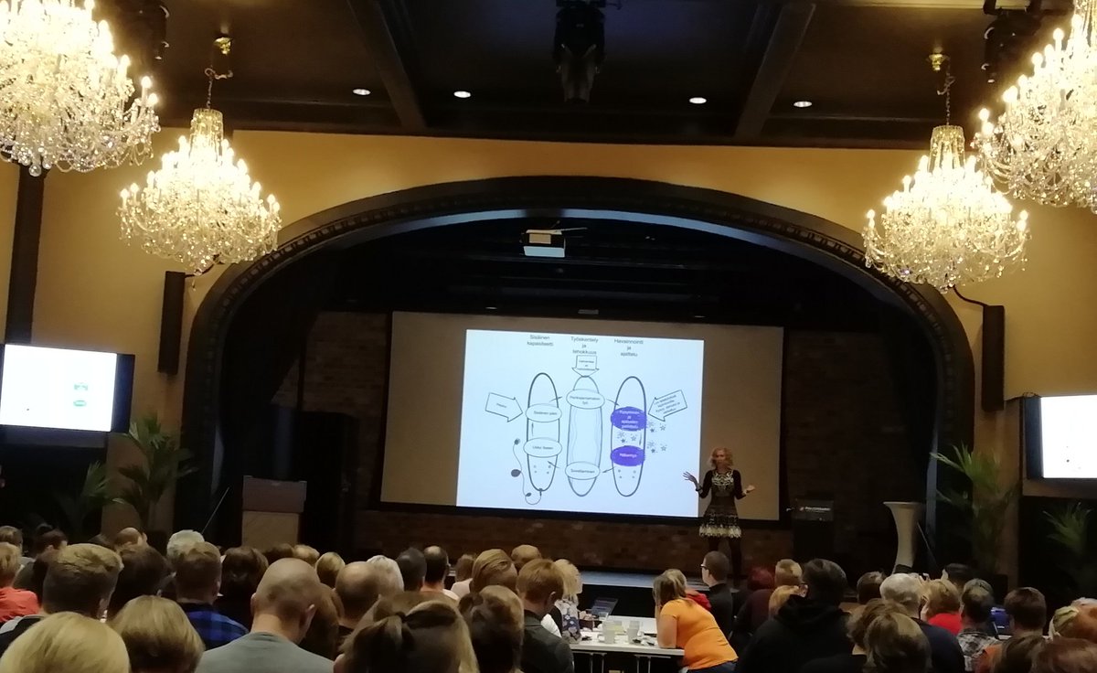 Virtuaalianu's tweet photo. Susanna Rahkamo innostaa ja rohkaisee #tutoropettaja'messuilla kuulijakuntaa. #pstutorit #Kuopio #PohjoisSavo #innostus #kukoistus https://t.co/WQSlAdZYSF