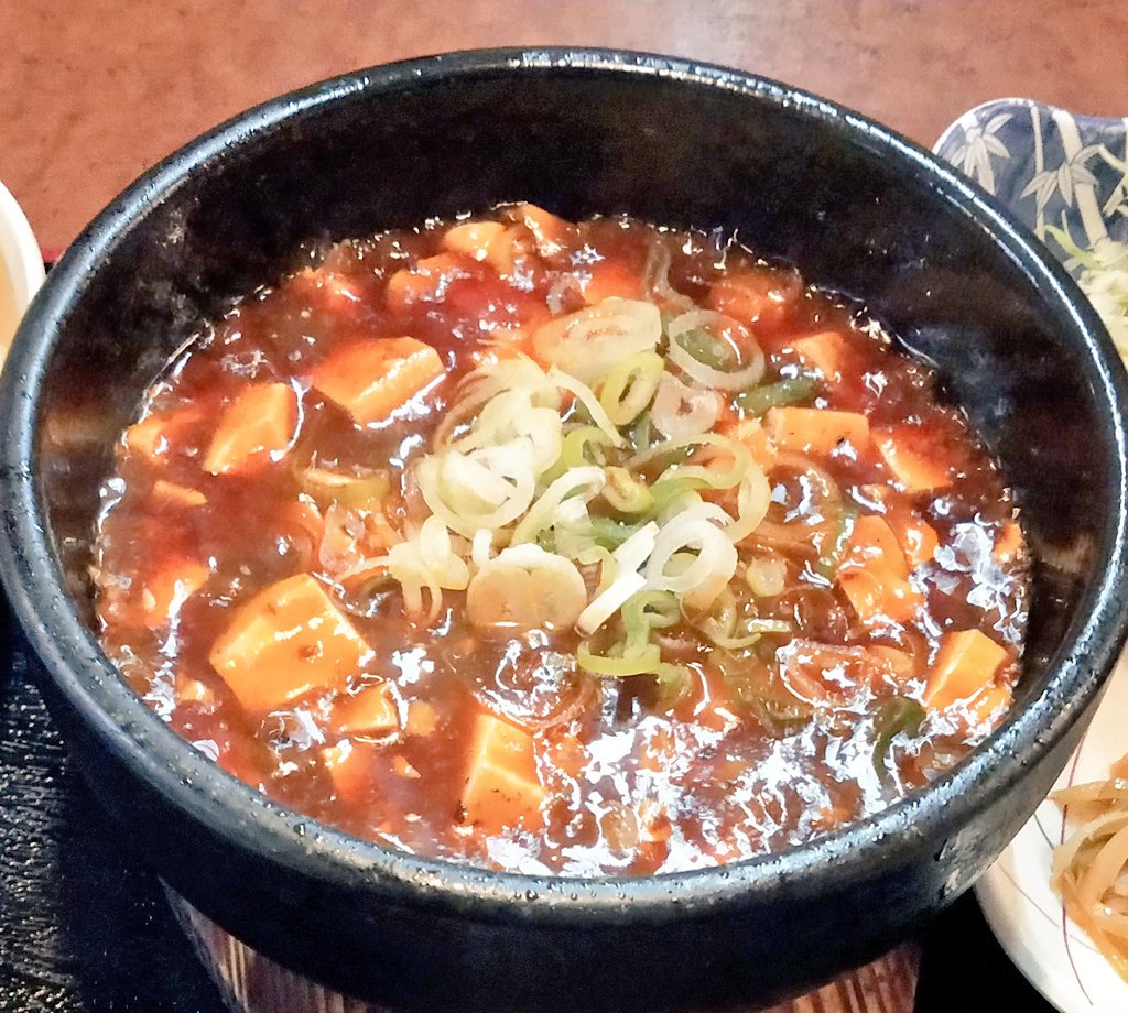 川崎ランチ食い倒れサラリーマン Blackgamer 無性に辛いものが食べたい日ってありますよね 秋らしくなり涼しい気候も手伝って 激熱 激辛の料理が美味しく食べられる景色になりました 川崎駅東口 徒歩6分 チャ ボン多福楼にて税込900円の石焼麻婆豆腐 川崎ランチ食い倒れサラリーマン Blackgamer 無性に辛いものが食べたい日ってありますよね 秋らしくなり涼しい気候も手伝って 激熱 激辛の料理が美味しく食べられる景色になりました 川崎駅東口 徒歩6分 チャ ボン多福楼にて税込900円の石焼麻婆豆腐
