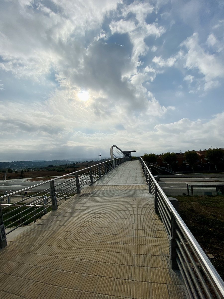 cloe31122019's tweet photo. De la rosaleda al cielo.. ☁️
Feliz semana ✨
#clouds
#shotoniphone11pro
#iphonegraphy
#superwideangle
#cloudgraphy https://t.co/9DiZnS3RbD