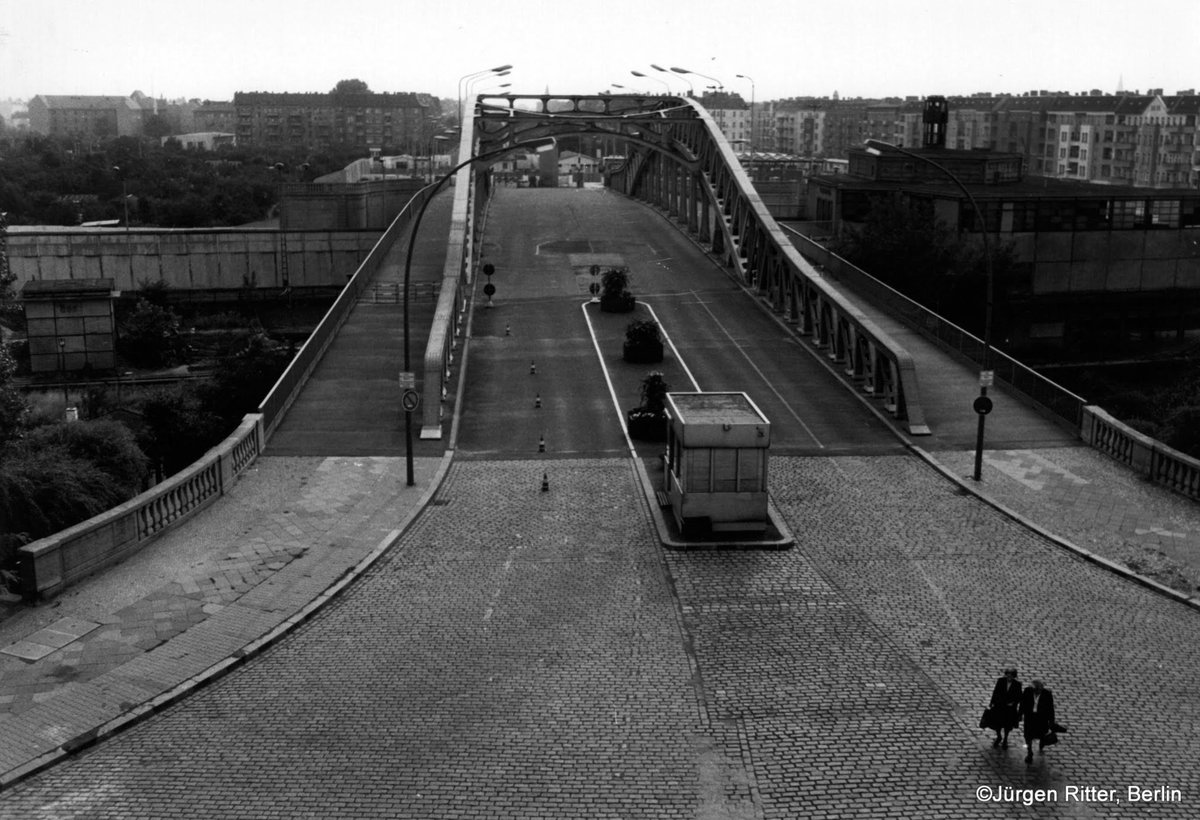 @ichgruessesie #40JahreDDR #mein89 #Mauerfall #DDR

Grenzübergang #Bösebrücke #BornholmerStraße