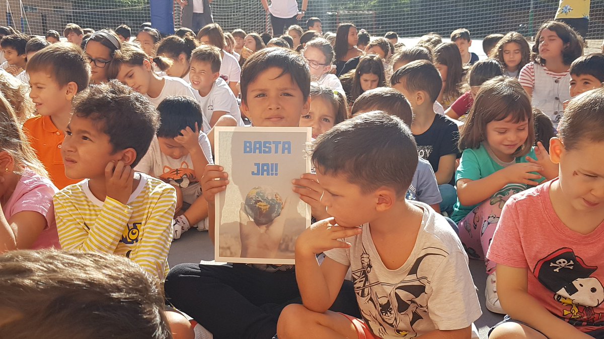 SalesianasEs's tweet photo. También l'Escola Mare de Déu de la Soledat 
@SalesianesStA ha celebrado un acto conjunto sobre el #CambioClimático 🌱🌍 con la lectura de un manifiesto y una manifestación: Prou! ¡Ya basta!, Actuem!, Ho aconseguirem! #CuidandoLaCasaComún #AbreLosOjosHazloPosible https://t.co/eTOZyqZrND
