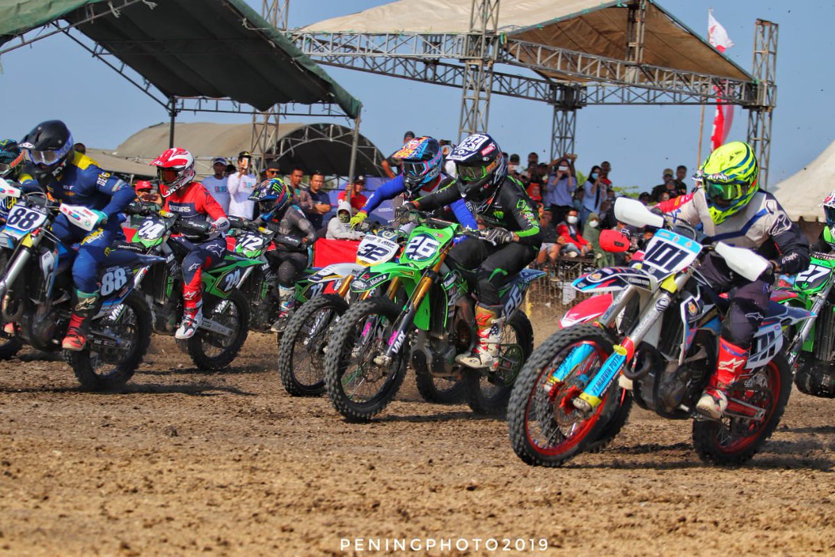 vmx_id's tweet photo. Hasil podium kelas MX1 Open di Kejurnas Motocross Seri-2 Cirebon⤵️Powertrack 2019 #VMXRiders #VMXSupport 📸 #pening_photo
1. @aldilazaroni
2. @andresondakh101
3. @farhanhendro701
4. Iwan Hermawan
5. A Izzal Ulum Labibo
#RideWithUs #VMX #VMXid #MXShop #MX1 #Powertrack #Tech10 https://t.co/c8ZyKyHugj
