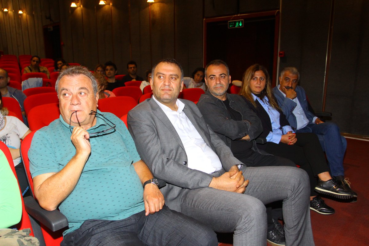 Belediyemiz, Türkiye’de ilk defa, doğaçlamanın Amerikalı annesi Viola Spolin’in oyunculuk sanatında çığır açan Spolin Doğaçlama tekniğinin eğitimini, Kartallı oyuncularla ücretsiz olarak buluşturdu. 

Haber detayı için:kartal.bel.tr/tr/haberler/Ha…