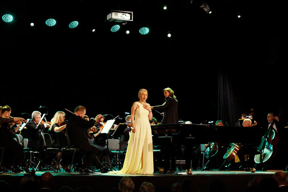 With Dominika Zamara and Piotr Latoszyński during the Thursday symphony concert at Palladium in #Warsaw (everyone would like to have such outstanding soloists) 😊 Płock Symphony #Orchestra) deserve special applause 👏👏👏 Thank you! You were great! 😊 #duczmal #annaduczmal