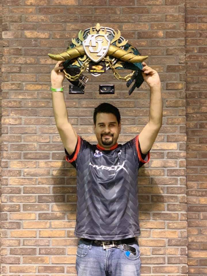 ViolentKain's tweet photo. Gané #KOFXIV #FuriaTica2019 y califiqué al SNK World Championship. Gracias a todos por el apoyo, especialmente a mis equipos Texas Crew y @Teamdeltafenix y a mi patrocinador @HyperXLatam. También gracias a @ArcadeRumble, ustedes saben por qué.
¡Sí se pudo! https://t.co/fg2Bdo2T3Y