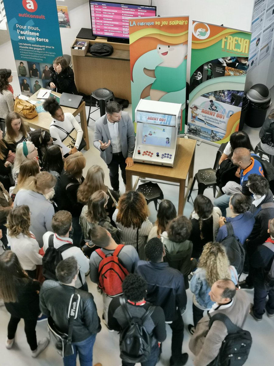 Freya_Games's tweet photo. Début de l'atelier #agent001 dans le cadre de la journée "Numerique en commun". Beaucoup de monde, du coup la borne sera accessible toute la journée ! #meleenum @La_Melee @Qwant_FR https://t.co/GU09Ve2nap