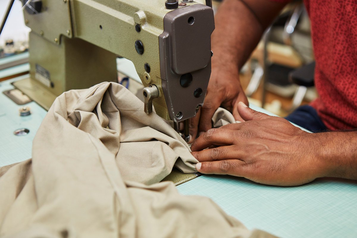 « Mon pantalon s’est accroché dans une porte. Le jeter ? Surtout pas, je l’adore. Alors je l’ai confié à Victor le retoucheur de mon quartier qui me l’a rendu comme neuf. » Bruno #RRR #reparonsreutilisonsrecyclons 
<a href="/ecotlc/">ecotlc</a> <a href="/LeSlipFrancais/">Le Slip Français</a> <a href="/Decathlon/">Decathlon</a> <a href="/archiduchesse/">Archiduchesse</a>