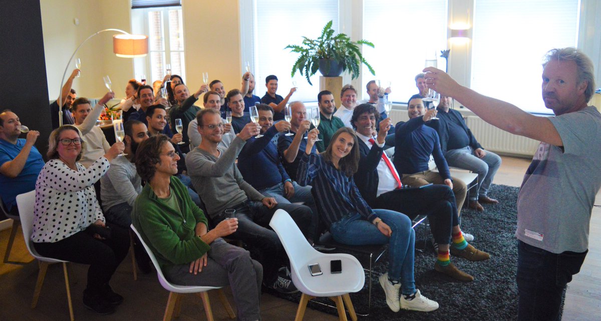 Vrijdag proostten we op de afgelopen successen en aankomende kansen op onze kwartaalsessie🍾Het heerlijke eten werd verzorgd door Mirthe van I Change the value of food. Buikjes vol en op naar VR Arcade Delft waar we realtime de strijd aan gingen met zombies 🤖