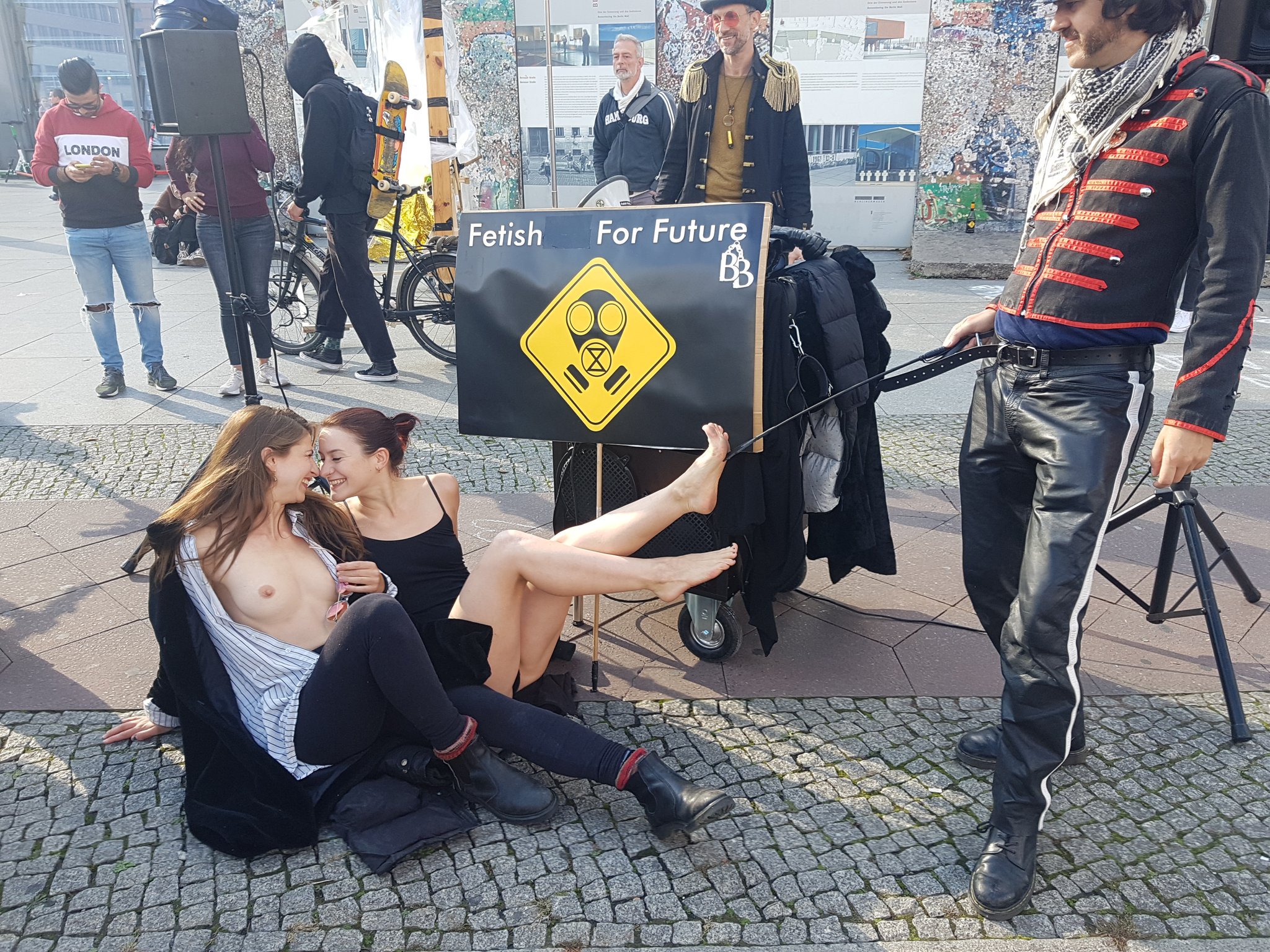 Aya Velázquez on X: Auf einem toten Planeten gibt es keinen Sex! There is  no sex on a dead planet! Love & Rage!!! ❤✊🌍 FetishForFuture  QueersForFuture SexWorkersForFuture ExtinctionRebellion AllefürsKlima  @XRBerlin @ExtinctionR @ExtinctionR_DE @