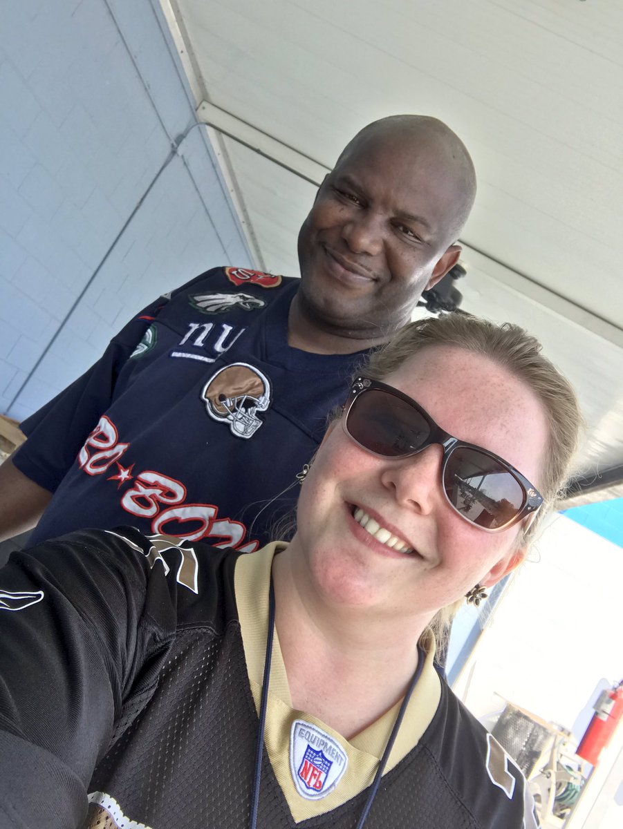katiedid_94's tweet photo. Photos of our team players hard at work. Cooking food for the tailgate. Burgers and Hotdogs. 4th Quarter Sellers. #tugglenation#funatwork @OS_CallCenter @mccann_team https://t.co/s40b4f5y2J