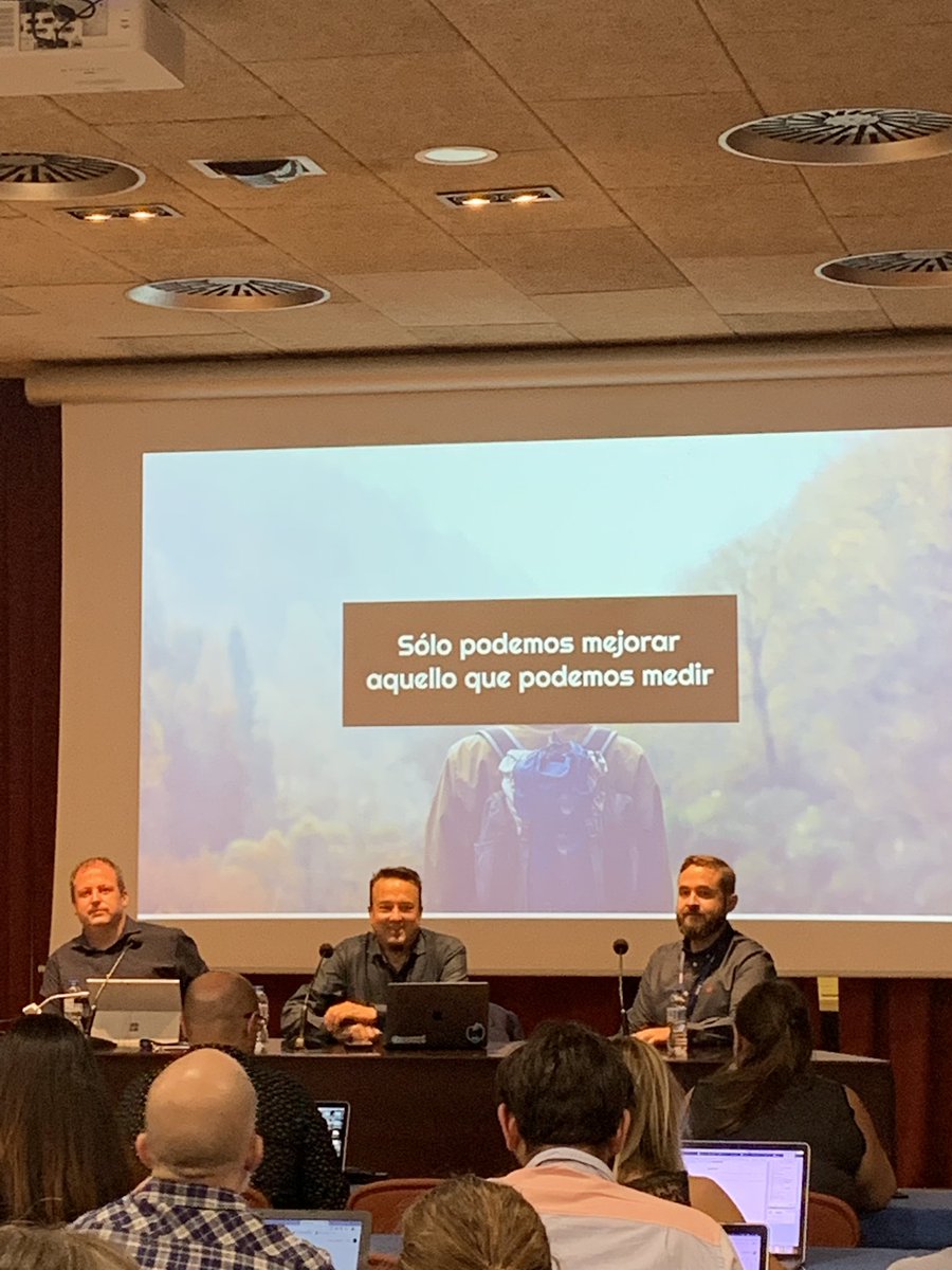 ninadelsur_seo's tweet photo. Empezamos el taller de DataStudio con @carlosestevez_ @ikhuerta y @kicoes #100clinicSEO https://t.co/XlUQuFCVqI