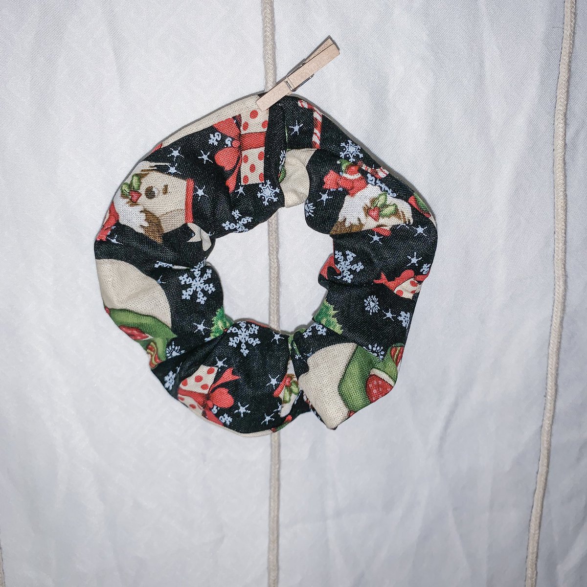 camrynrileyw's tweet photo. christmas scrunchie $3 // $2.70 for shipping or free to meet ✨ https://t.co/mJVro9kpf1